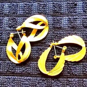 (2) Pairs of gold Style drop earrings.